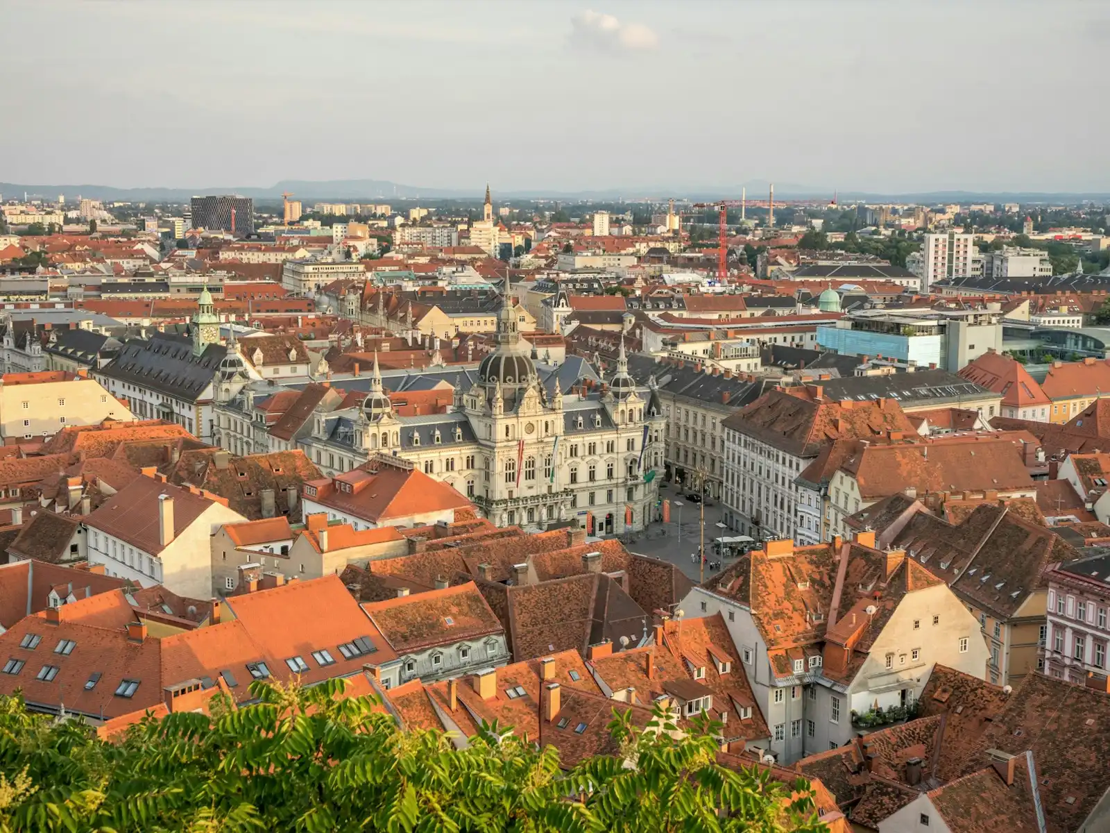 Blick über die Grazer Altstadt mit dem Rathaus
